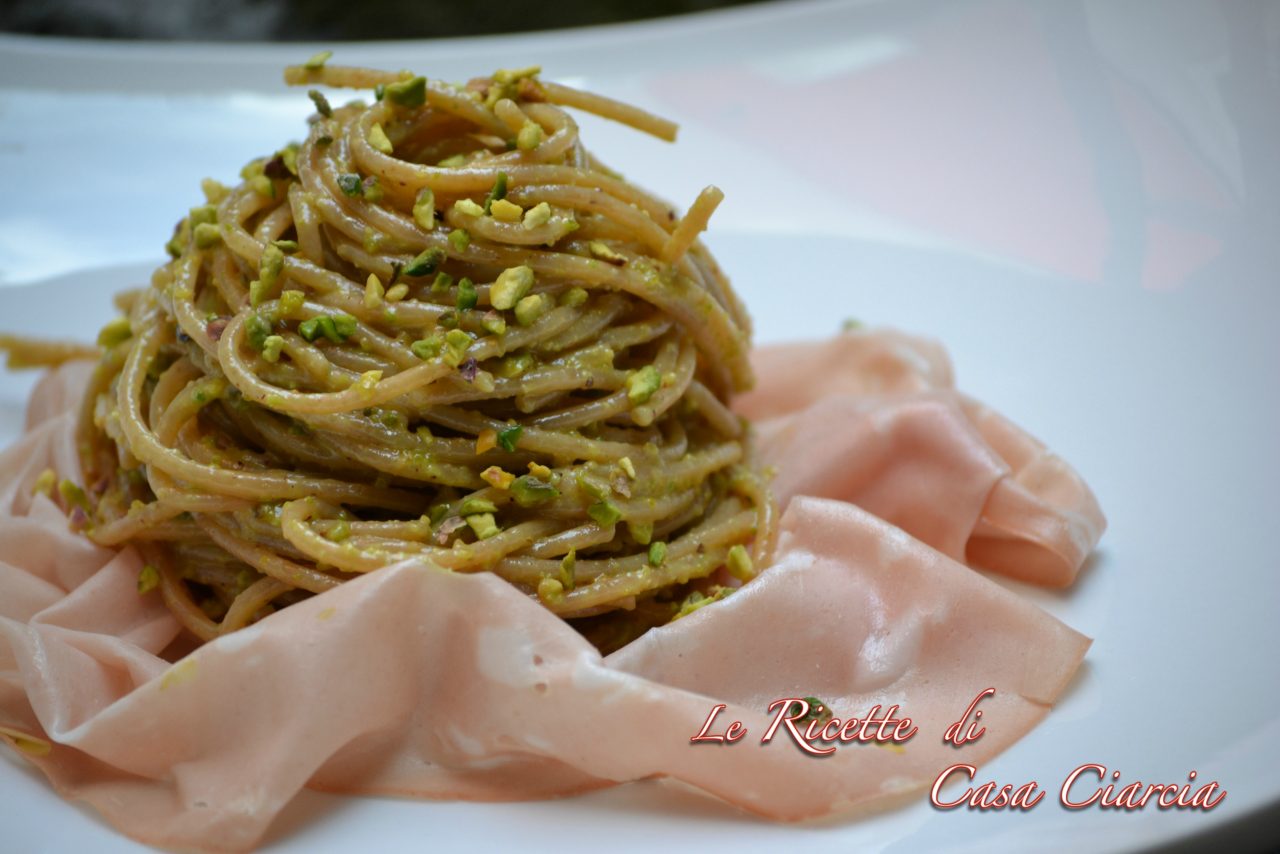 Spaghetti integrali con pesto di pistacchi e mortadella