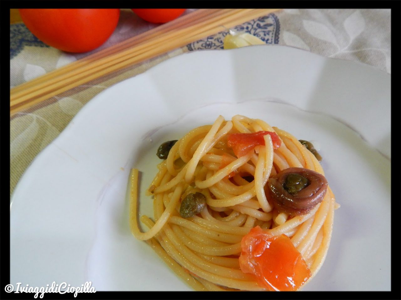 Spaghetti alla chitarra con pomodoro al sapore di alici, capperi e olive
