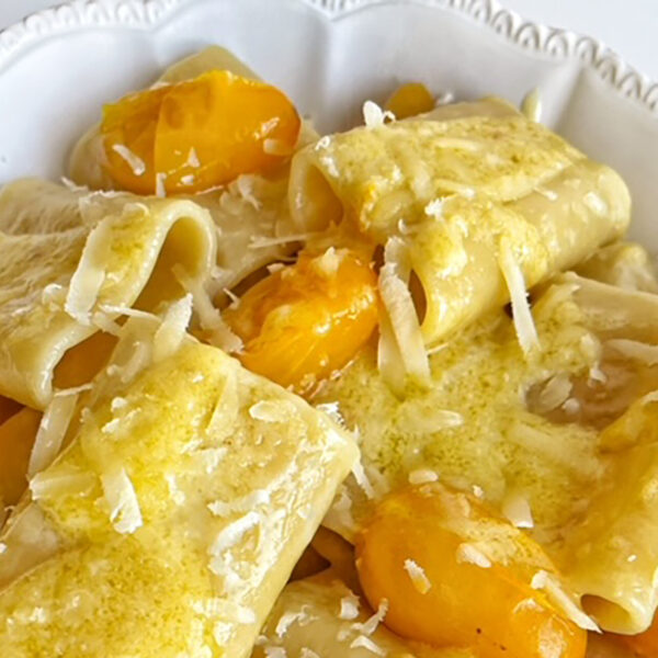 Pasta aglio e olio 2.0 con l'aggiunta di pomodorini gialli mantecata al Ragusano Dop