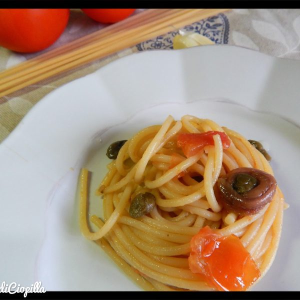Spaghetti alla chitarra con pomodoro al sapore di alici, capperi e olive