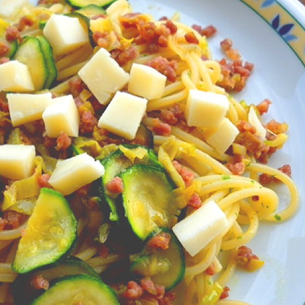 Spaghetti con zucchine e prosciutto crudo