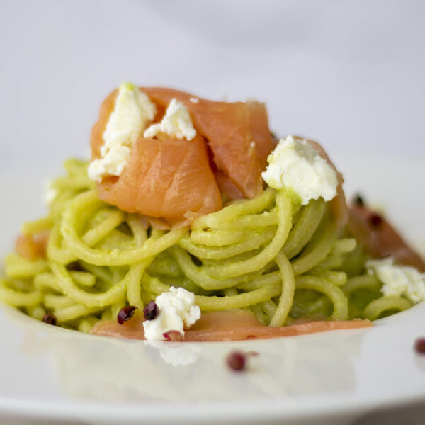 Spaghetti con pesto di avocado, feta e salmone