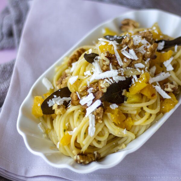 Spaghetti con ragù bianco di zucca, noci e salvia fritta
