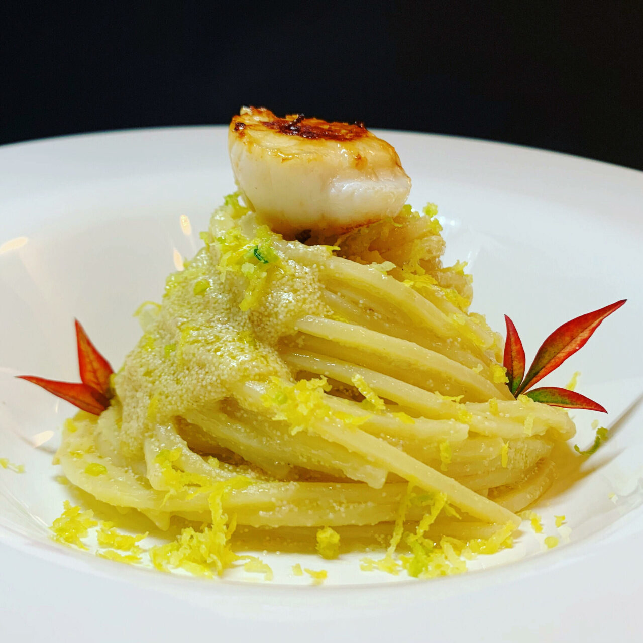 Spaghetti mit Fischrogen, gebratenen Jakobsmuscheln und Zitrone