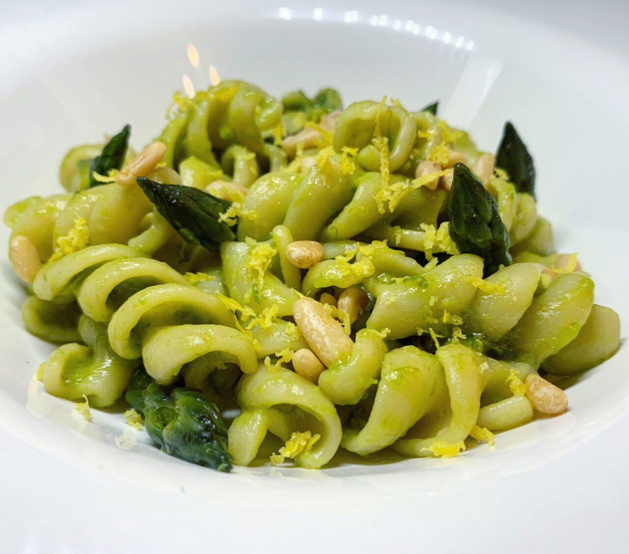 Fusilli con asparagi in doppia consistenza, pinoli tostati e scorza di limone