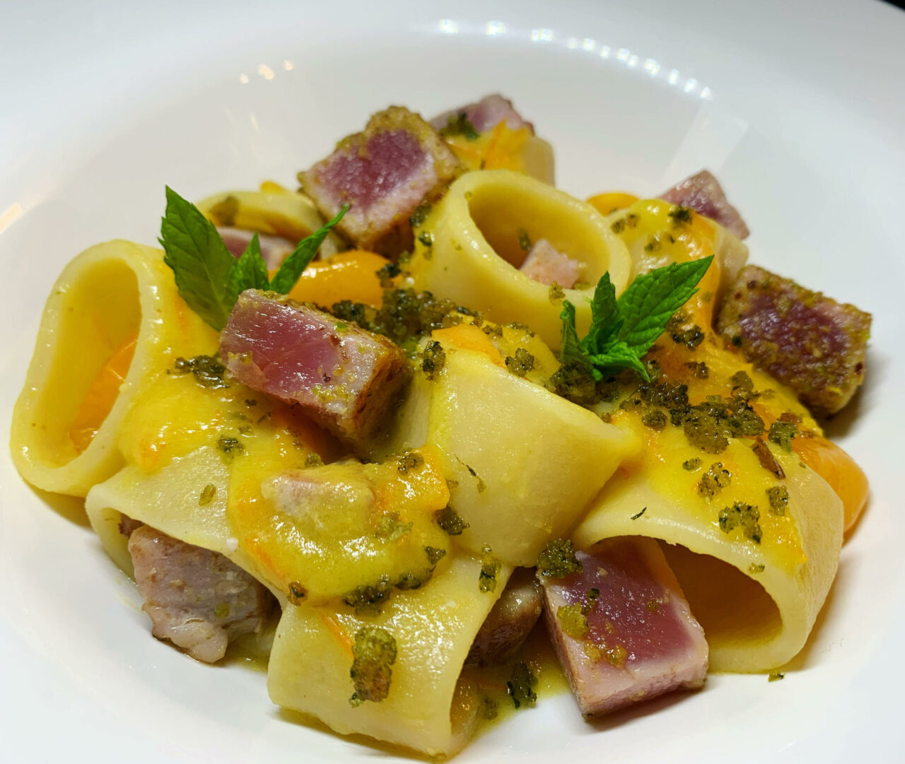 Anello con datterini gialli, tonno e pane aromatizzato alla menta