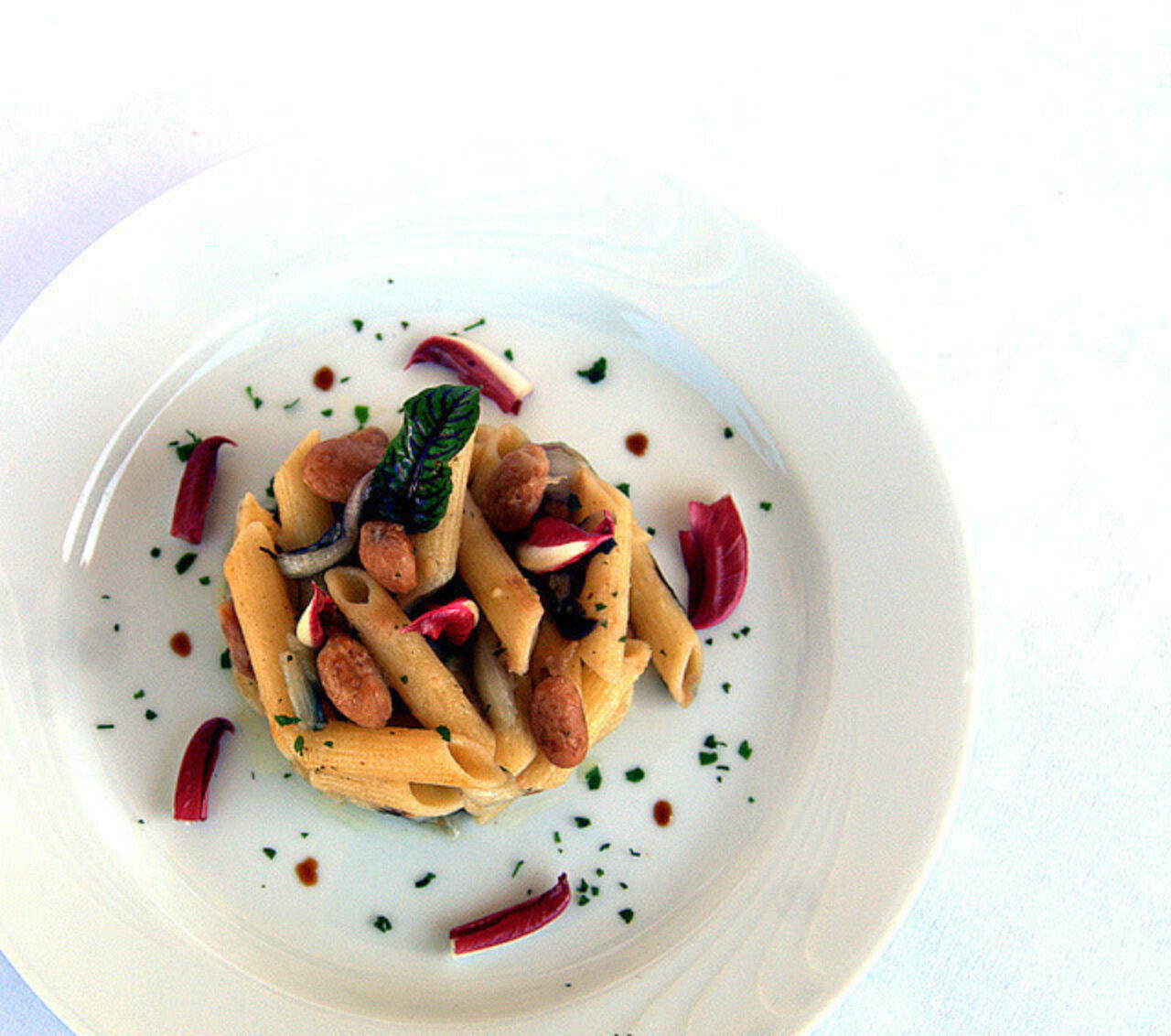 Glutenfreie Penne mit Borlottibohnen und spätem Radicchio