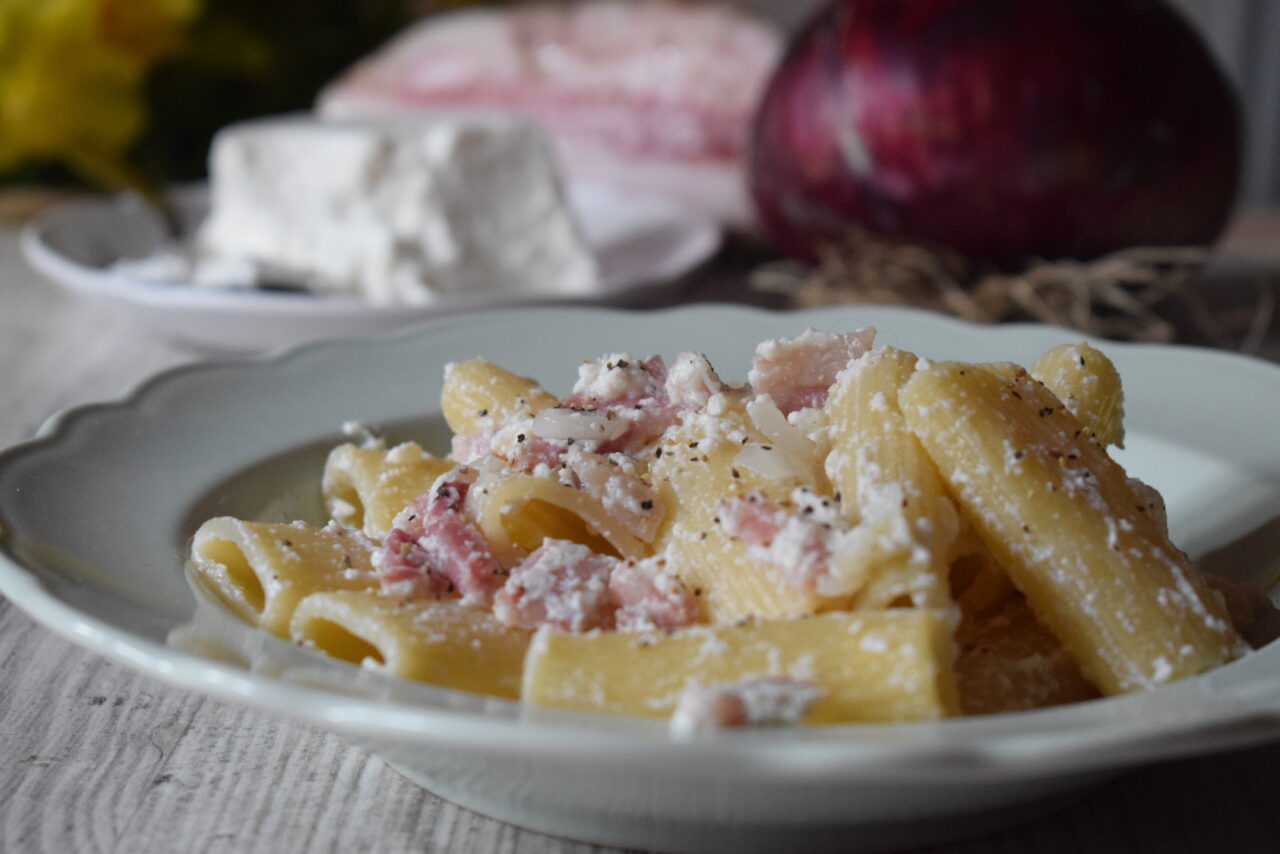 Tortiglioni mit Speck, gegrillten Zwiebeln und Ricotta