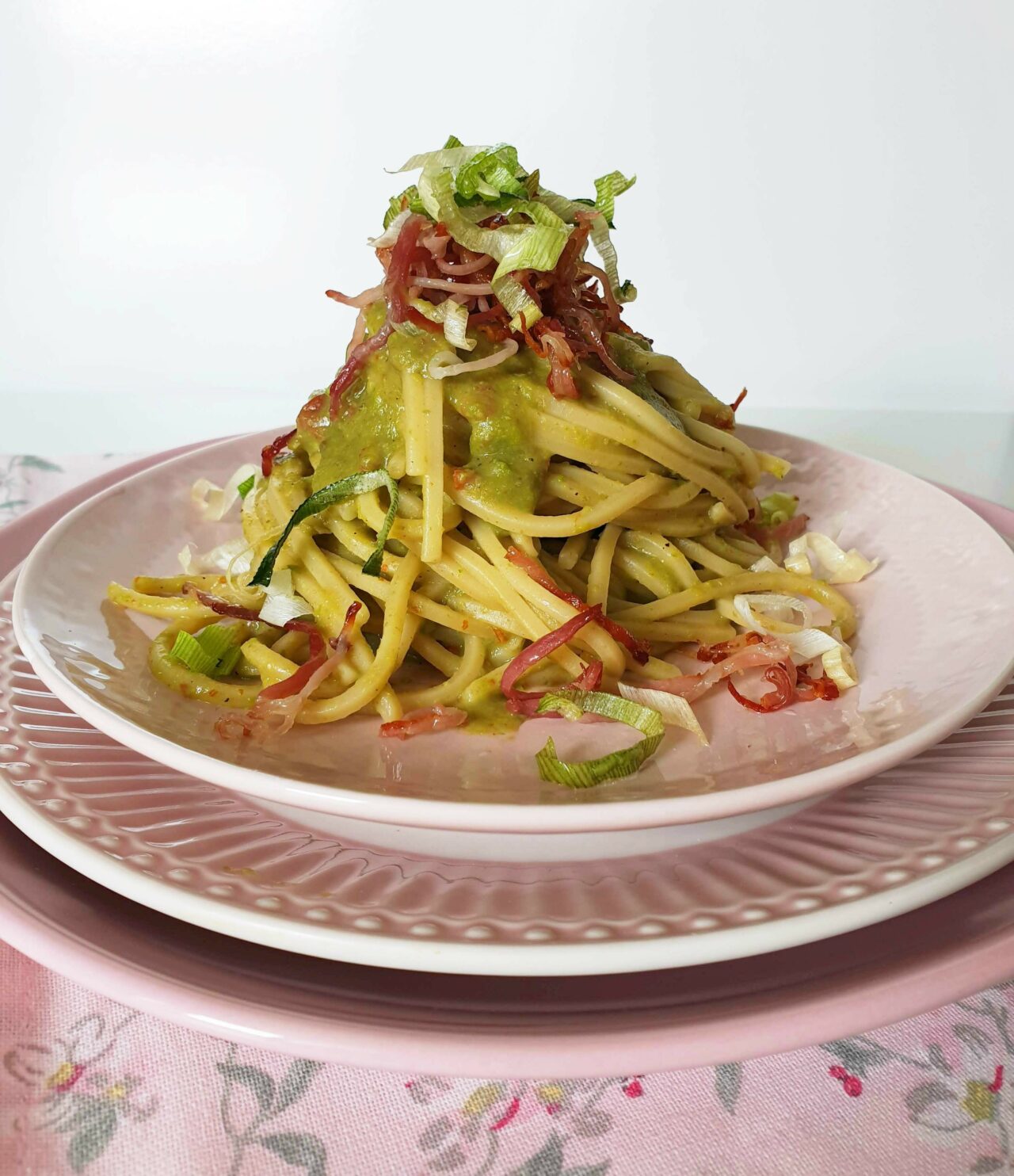 Chitarra mit Ackerbohnencreme und getrockneten Tomaten, Lauch und knusprigem Speck