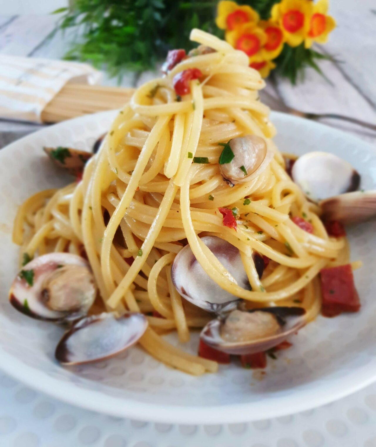 Venusmuschel-Carbonara-Chitarra mit würziger Chorizo und getrockneten Tomaten