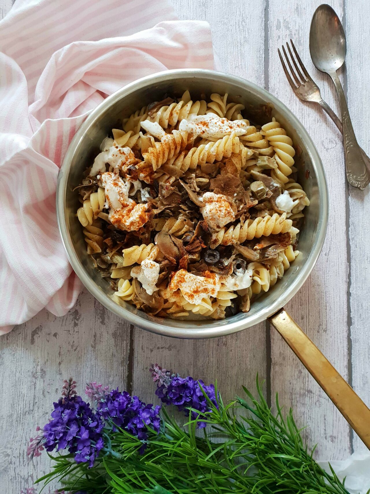 Fusilloni con olive nere, carciofi e burrata