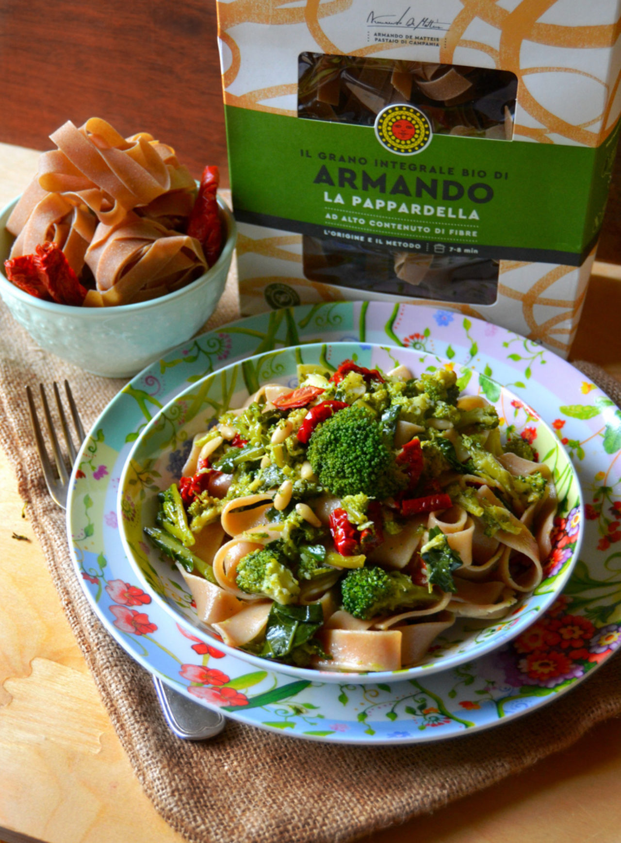 Pappardelle integrali con broccoli, pomodori secchi e pinoli