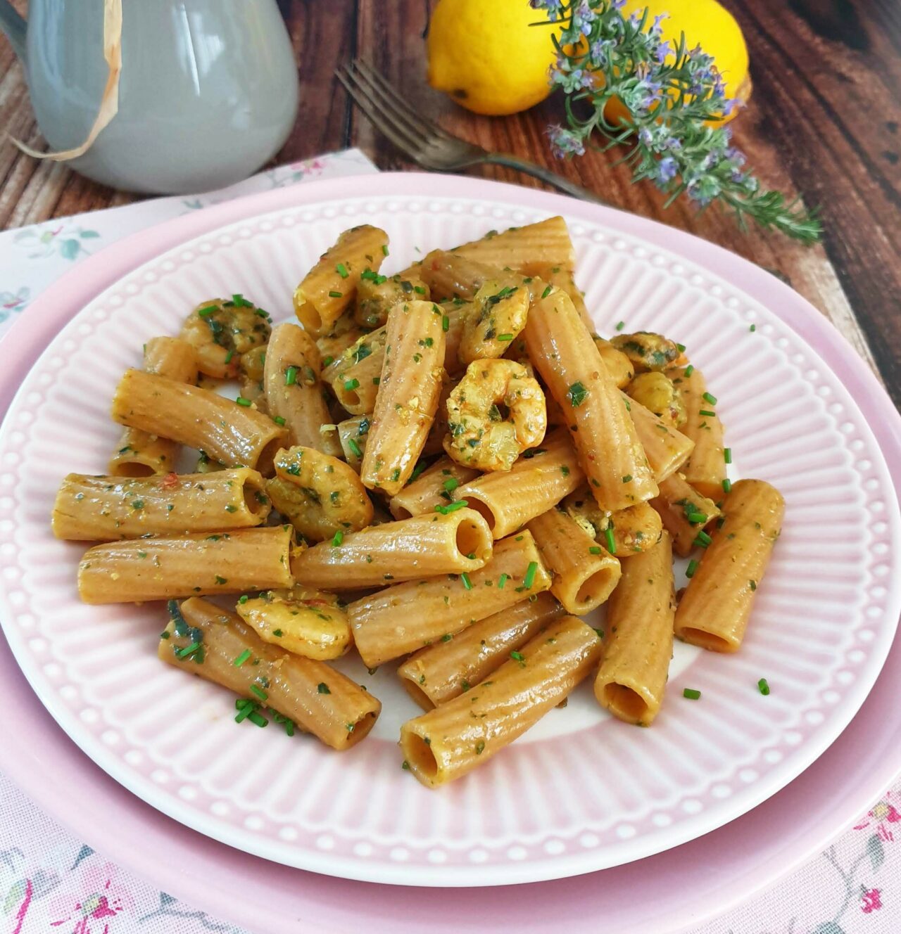 Bio-Vollkorntortiglione mit Pesto von Rippen und getrockneten Tomaten, Garnelen und Zitrone