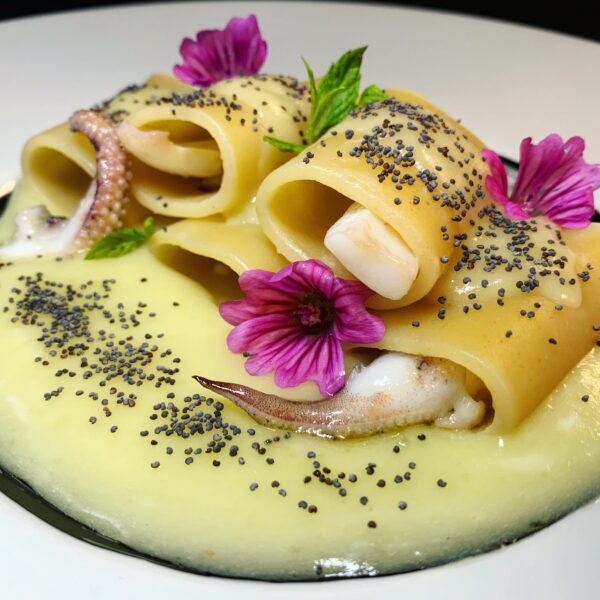 Paccheri con crema di patate, seppie e semi di papavero