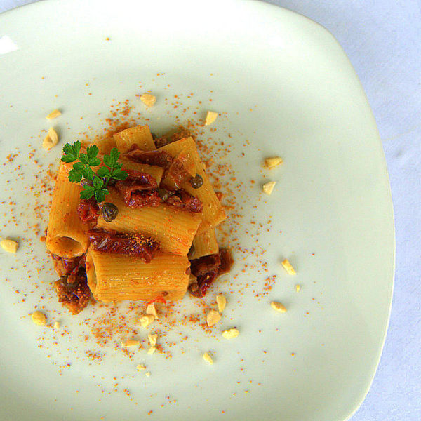 Rigatoni con pomodori secchi, capperi, olive e mandorle