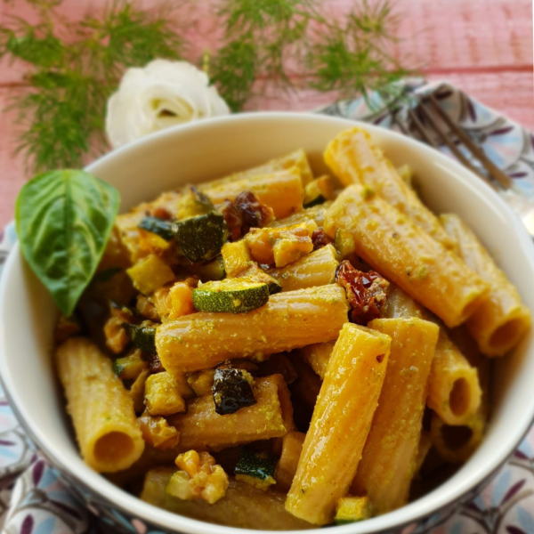 Tortiglioni al pesto di zucchine con noci e pomodorini secchi