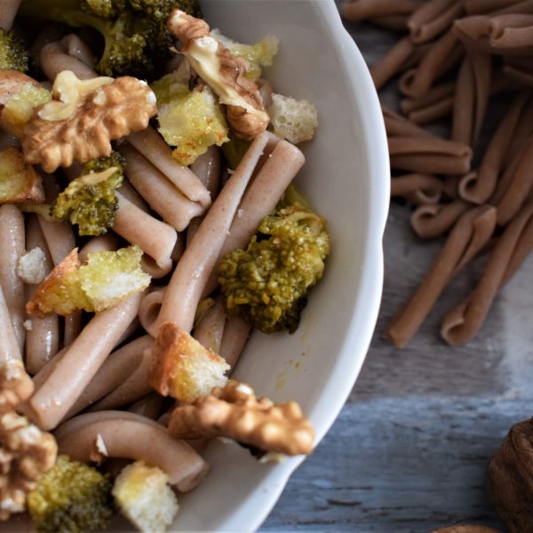 Dinkel-Treccia mit Broccoli, geröstetem Brot und Walnüssen