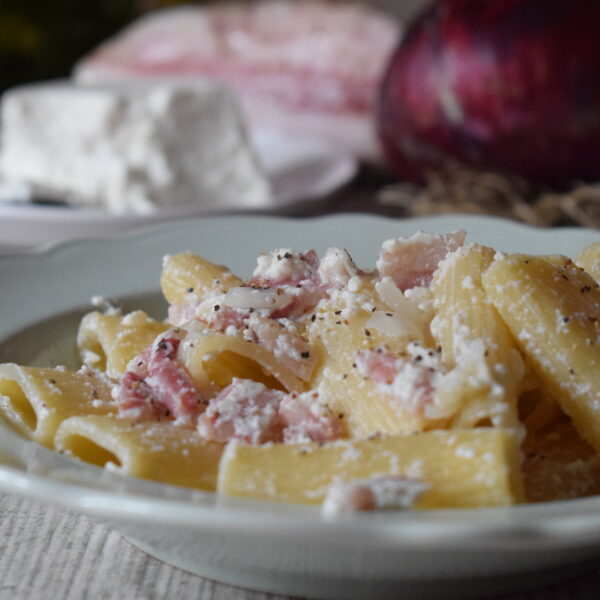 Tortiglioni con guanciale, cipolle grigliate e ricotta