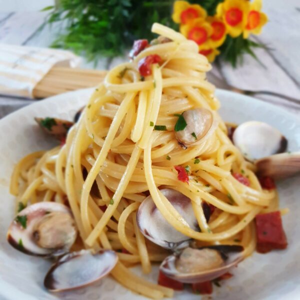 Chitarra alla carbonara di vongole con chorizo piccante e pomodori secchi