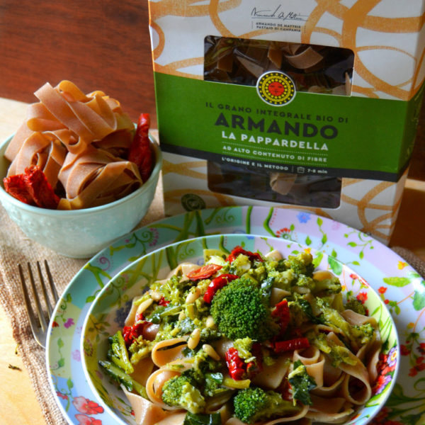 Vollkorn-Pappardelle mit Broccoli, getrockneten Tomaten und Pinienkernen