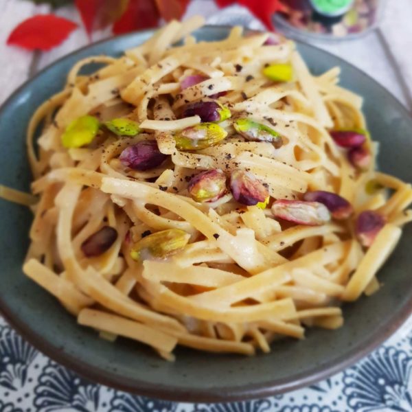 Linguine ai legumi cacio, pepe e pistacchi