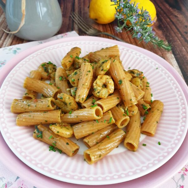 Bio-Vollkorntortiglione mit Pesto von Rippen und getrockneten Tomaten, Garnelen und Zitrone