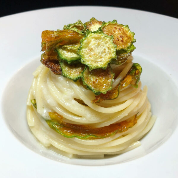 Spaghetti mit Gorgonzola, Zucchiniblüten und gebratener Zucchini