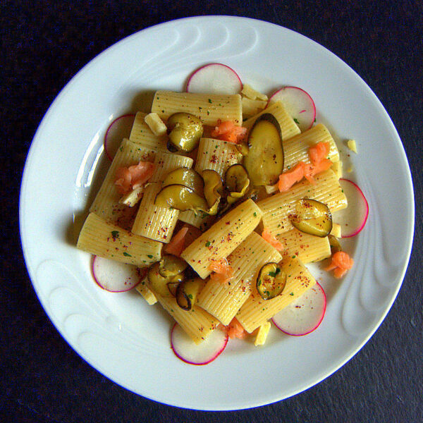 Rigatone mit Zucchini in Öl, Lachs und Sumach