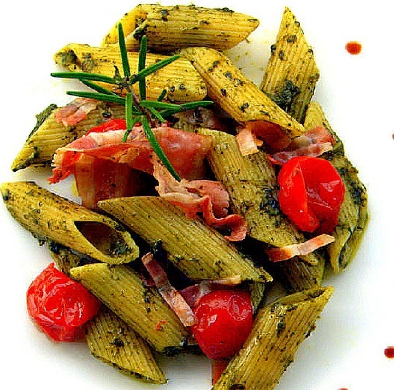 Penne mit Schwarzkohlcreme, gereiftem Halsschinken und Kirschtomaten