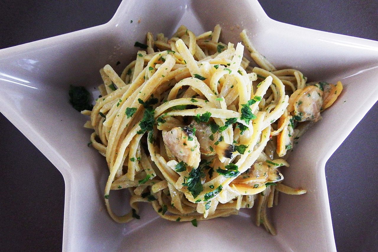 Linguine di legumi con vongole, bottarga e limone