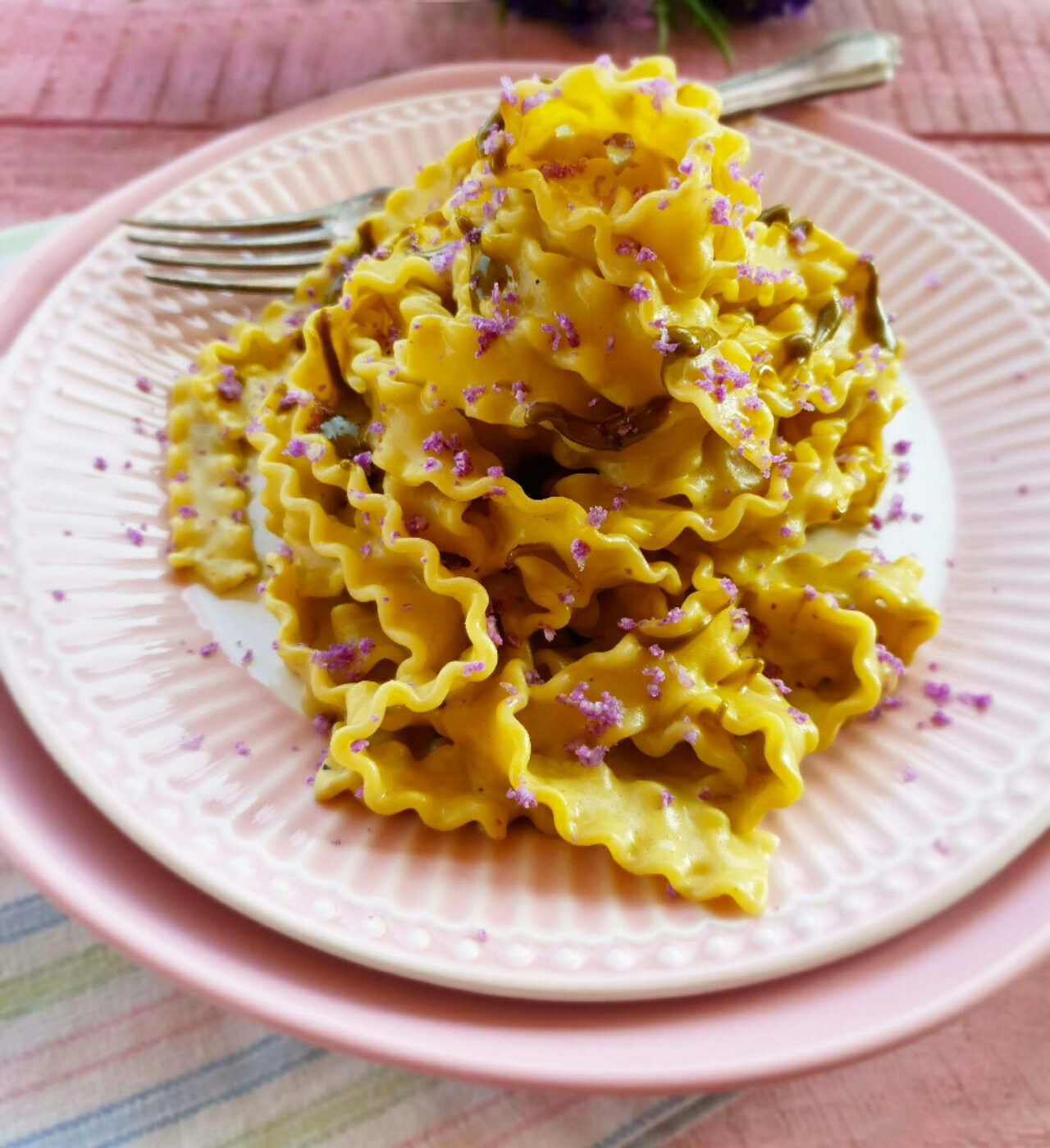 Mafalda con pasta di pistacchio, cavolfiore viola e ricotta