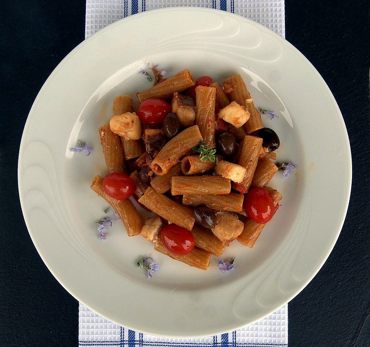 Tortiglione integrale bio con verdesca, olive e datterini