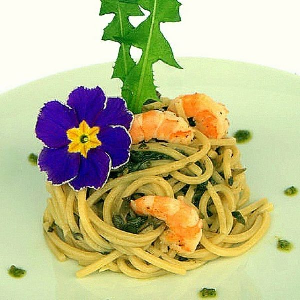 Spaghetti alla Chitarra mit wilder Zichorie, Speck und Garnelen