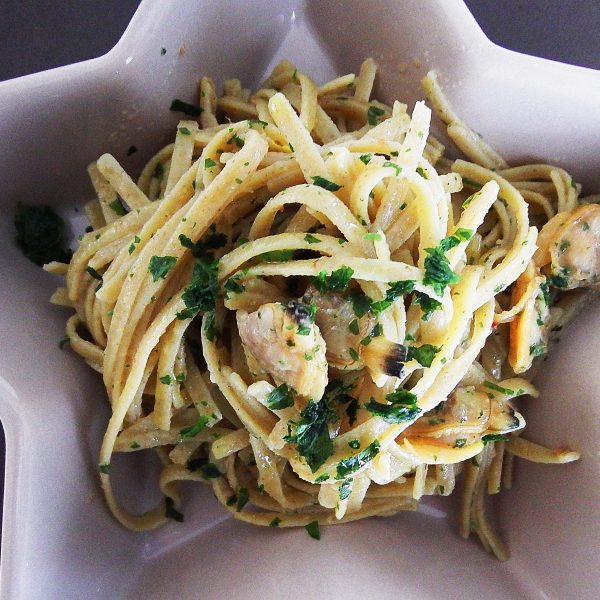 Linguine di legumi con vongole, bottarga e limone