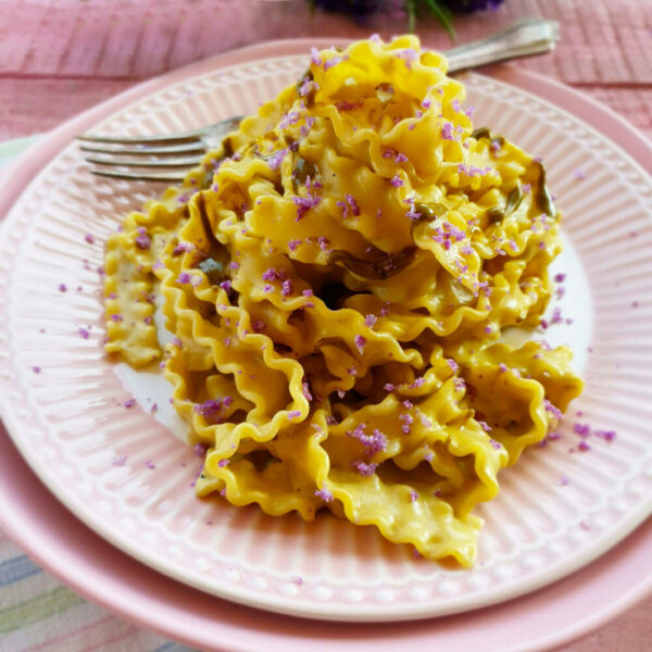 Mafalda con pasta di pistacchio, cavolfiore viola e ricotta