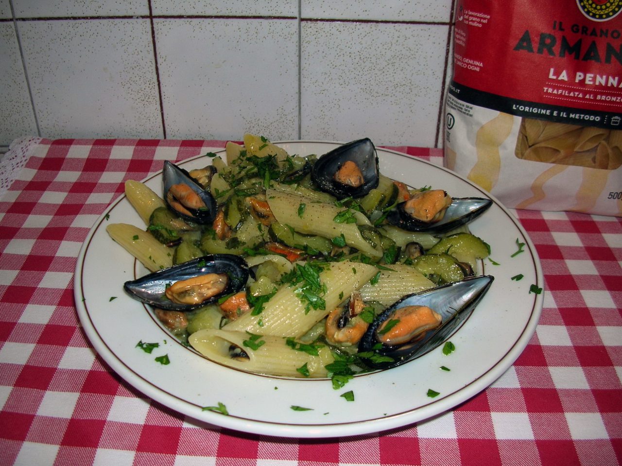 Penne mit Muscheln und Zucchini