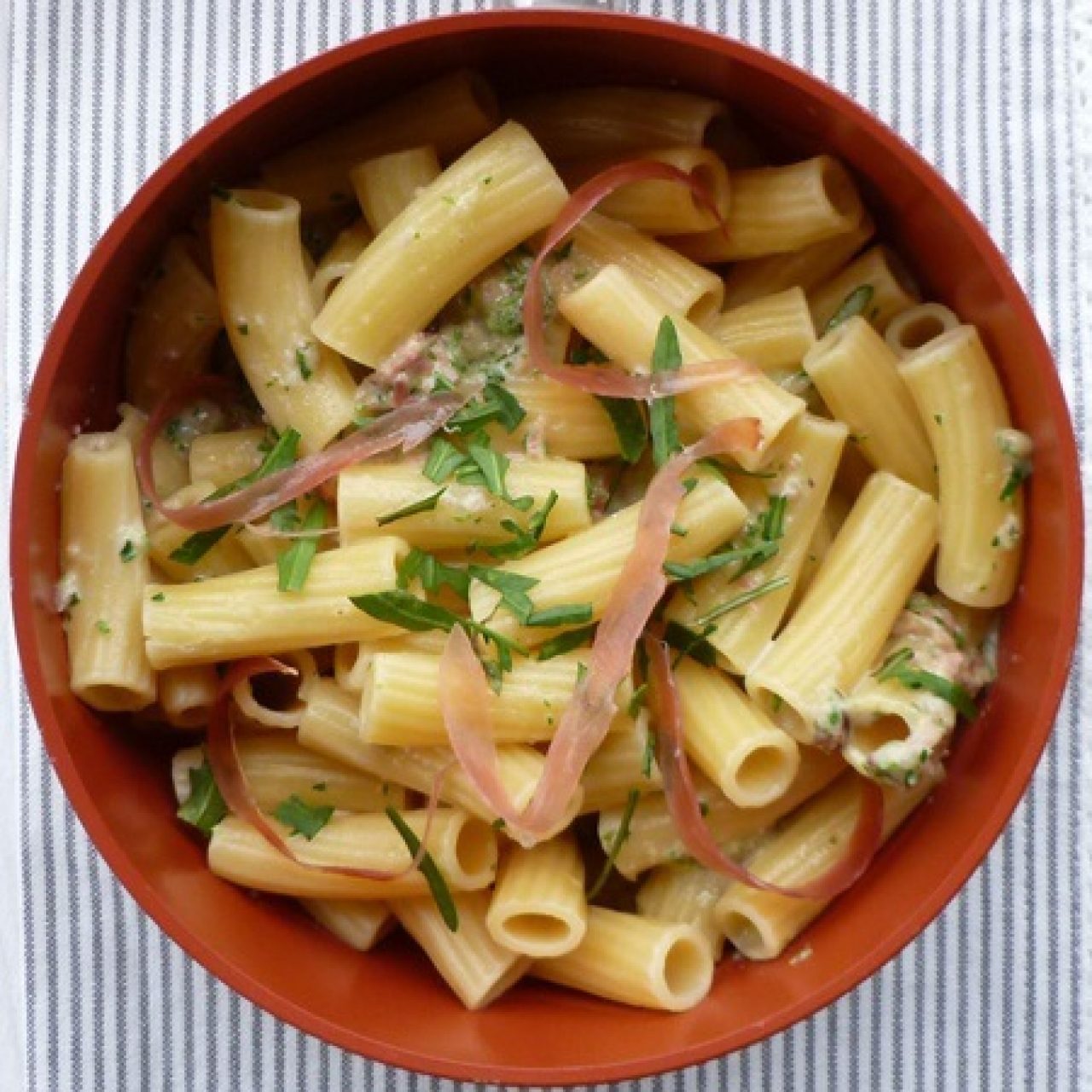 Tortiglioni mit Squacquerone und Rohschinken