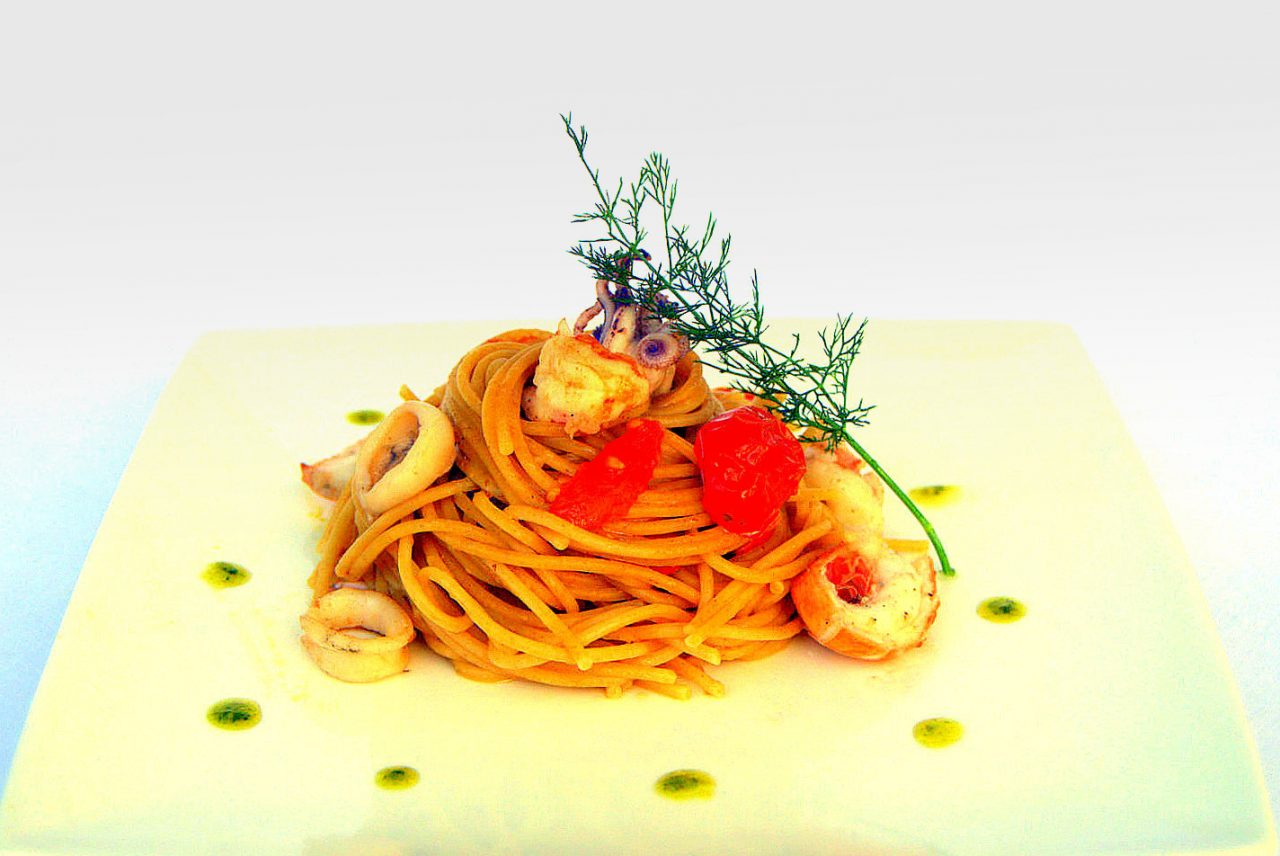 Dinkelspaghetti mit Tintenfisch, Garnelen und Datterini