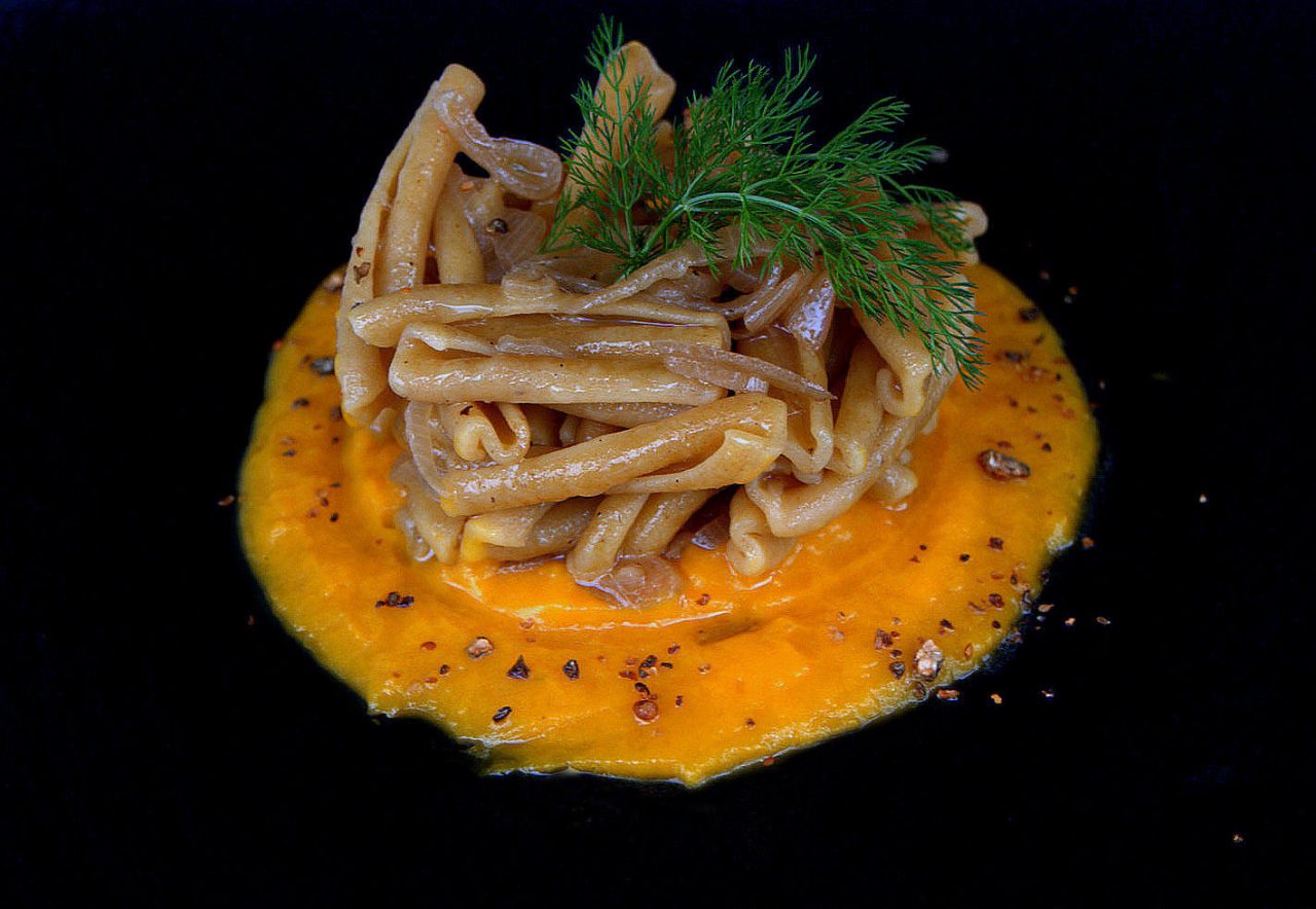 Treccia aus Vollkorndinkel in venezianischer Sauce mit Kürbiscreme und Kapernblüten