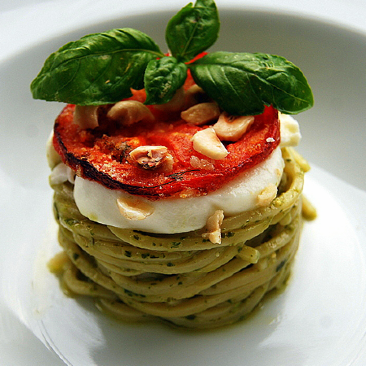 Chitarra al pesto di rucola, basilico con mozzarella di bufala e pomodoro