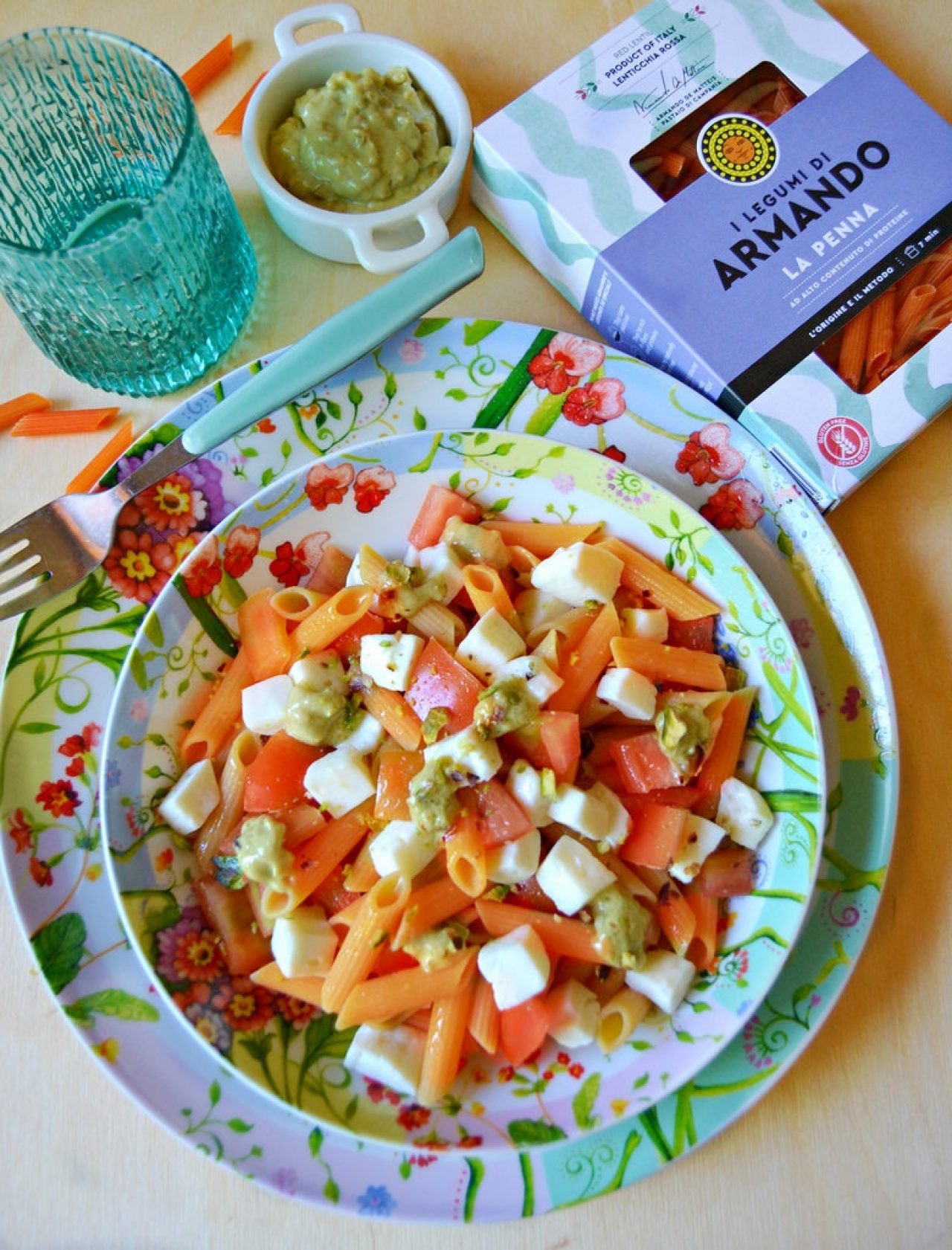 Penna aus roten Linsen mit Caprese-Salat und Pistazienpesto