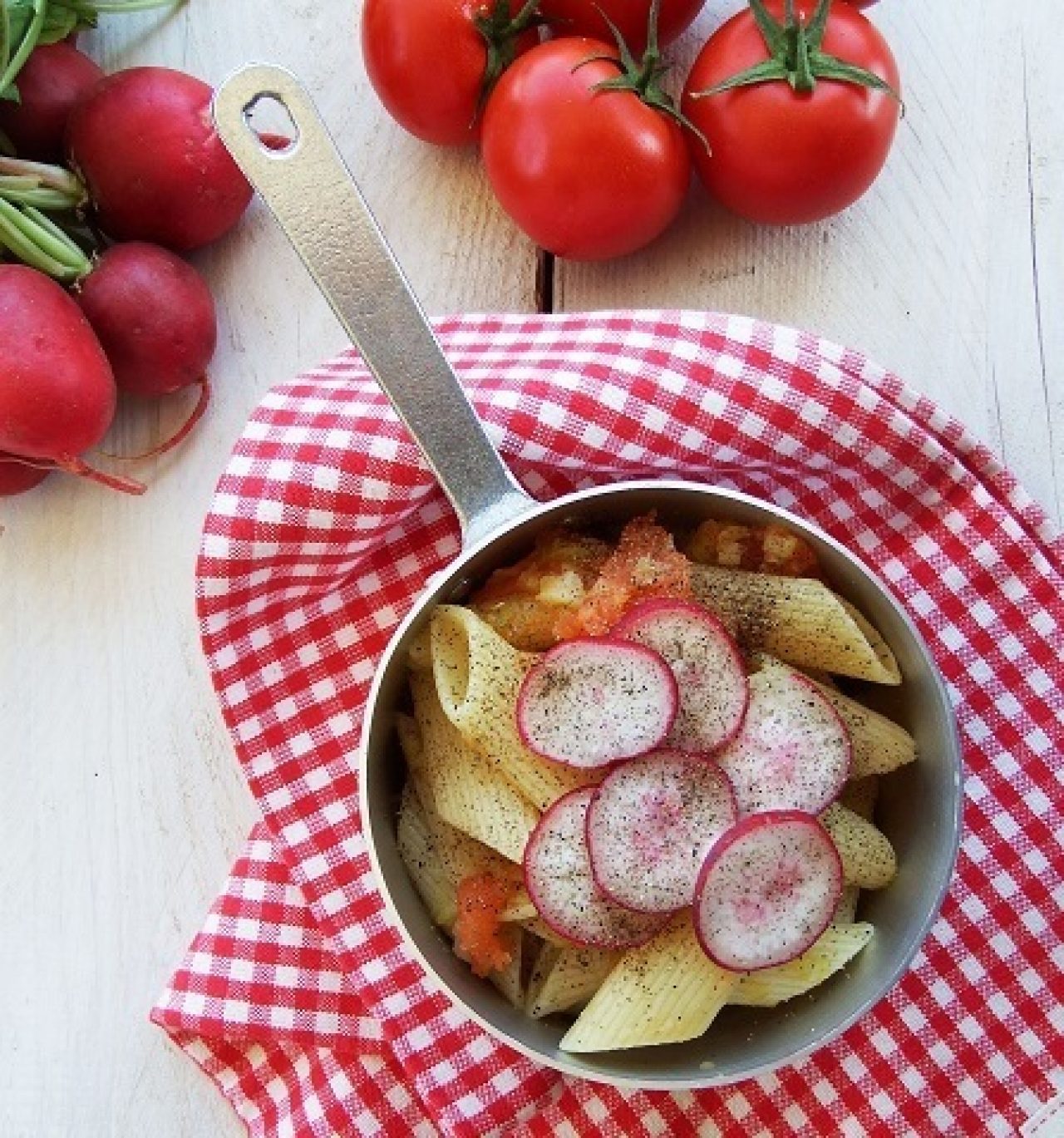 Penne-Tomaten und Radieschen