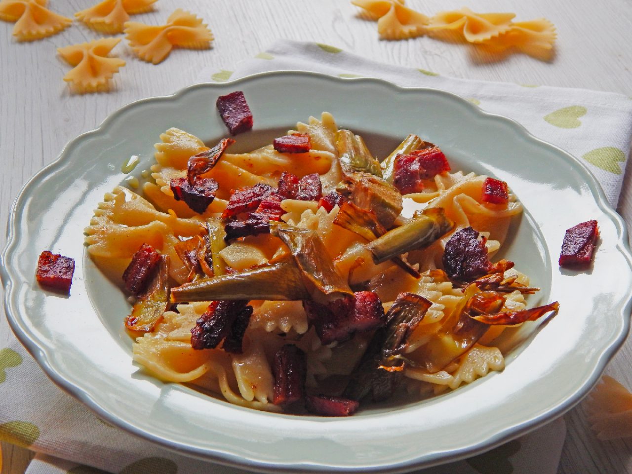 Artischocken-Farfalle mit Kurkuma und knusprigem Speck