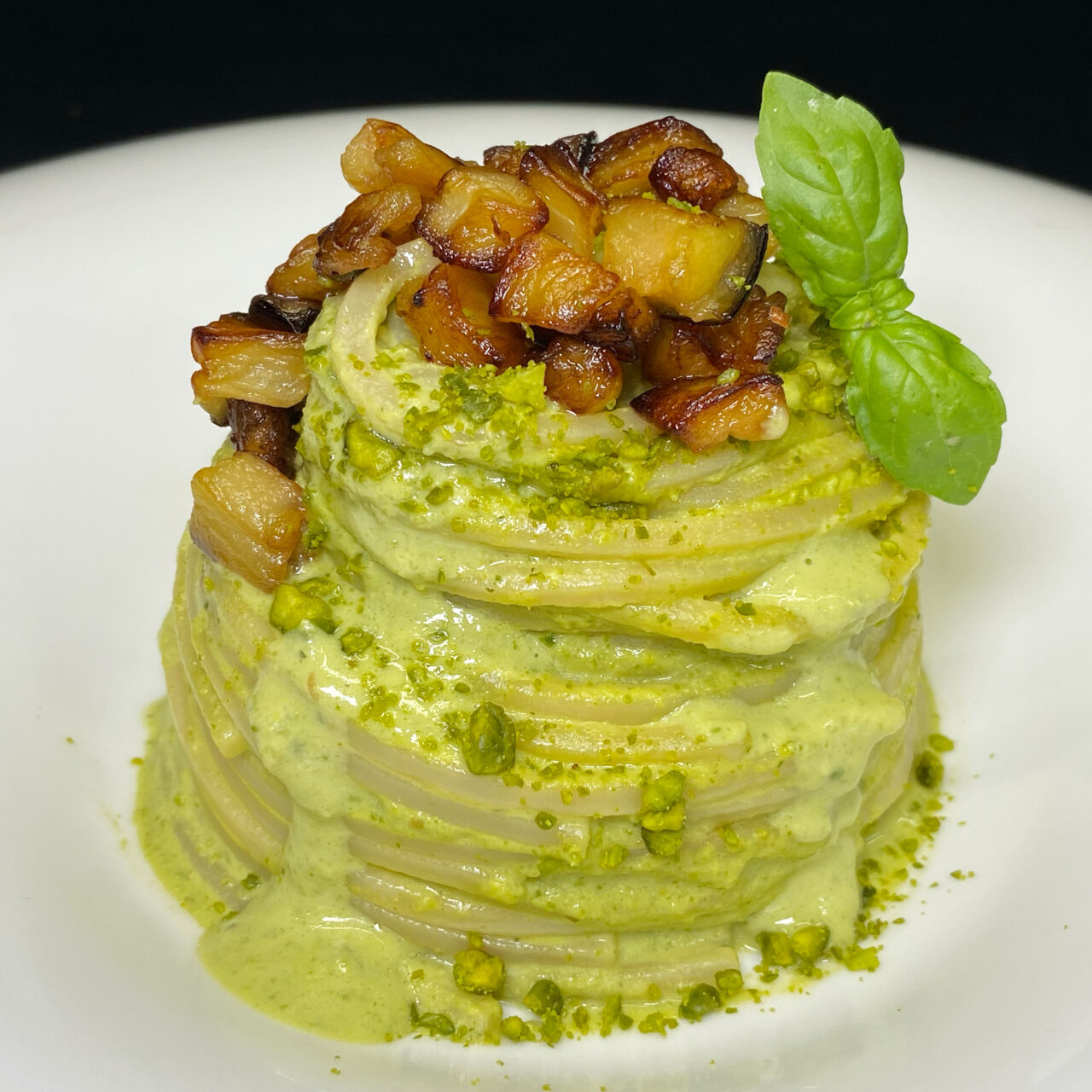 Chitarra con crema di pistacchi, melanzane e basilico