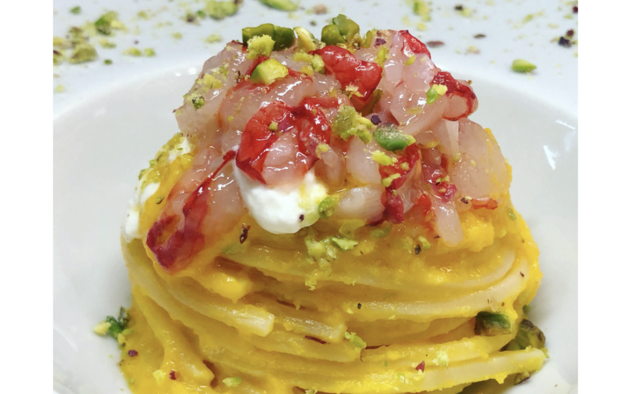 Chitarra Pasta Armando mit Riesengarnelen, Burrata-Drops, gelben Datterini-Tomaten und Pistazien-Crumble