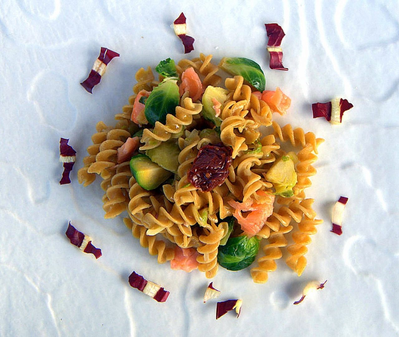 Fusilli aus Hülsenfrüchten mit Rosenkohl und geräucherter Lachsforelle