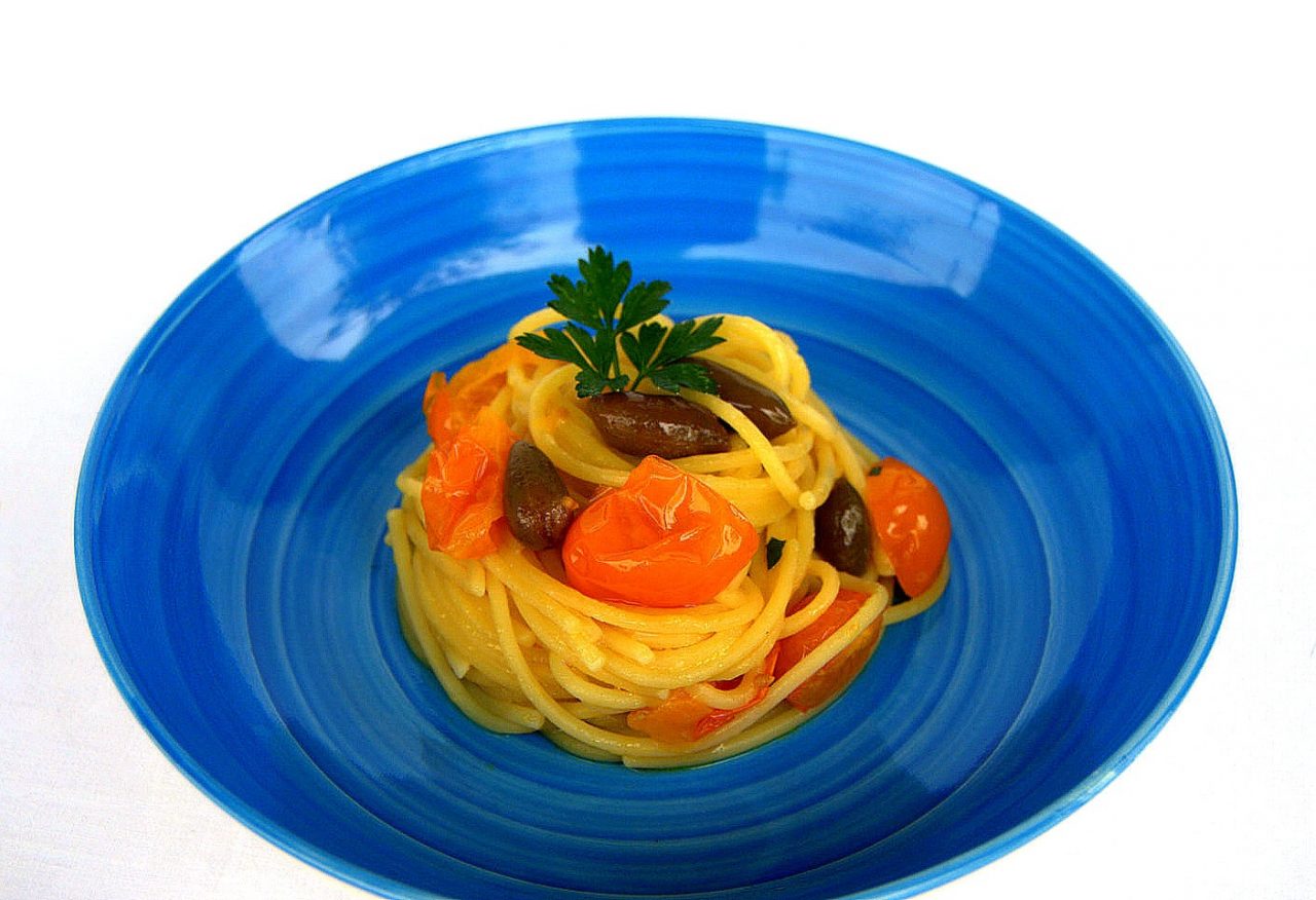 Spaghetti con datterini gialli, colatura di alici e cucunci di Pantelleria