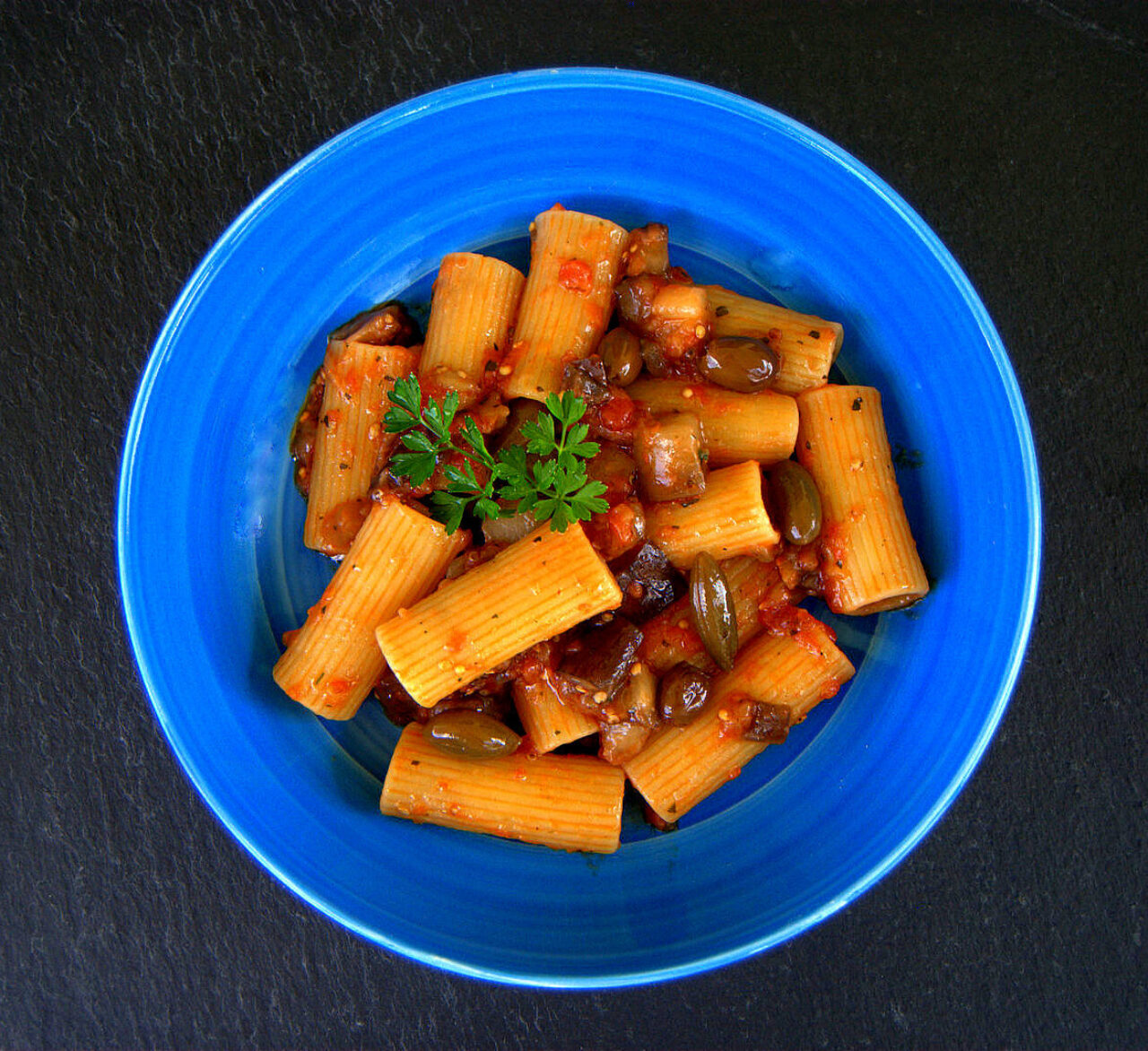 Rigatoni mit Tomaten, Auberginen und Cucunci Spaccatella