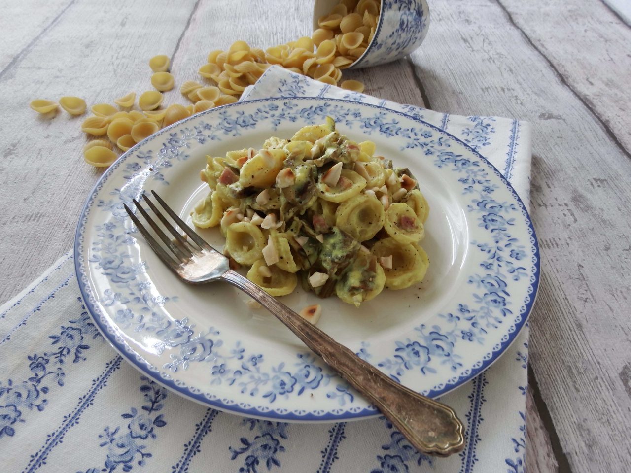 Orecchiette mit Artischocken, Speck und Mandeln