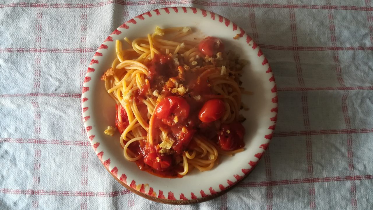 Spaghetti alla chitarra mit Crovarese-Kirschtomaten und gerösteten Semmelbröseln mit Cetara-Sardellensauce